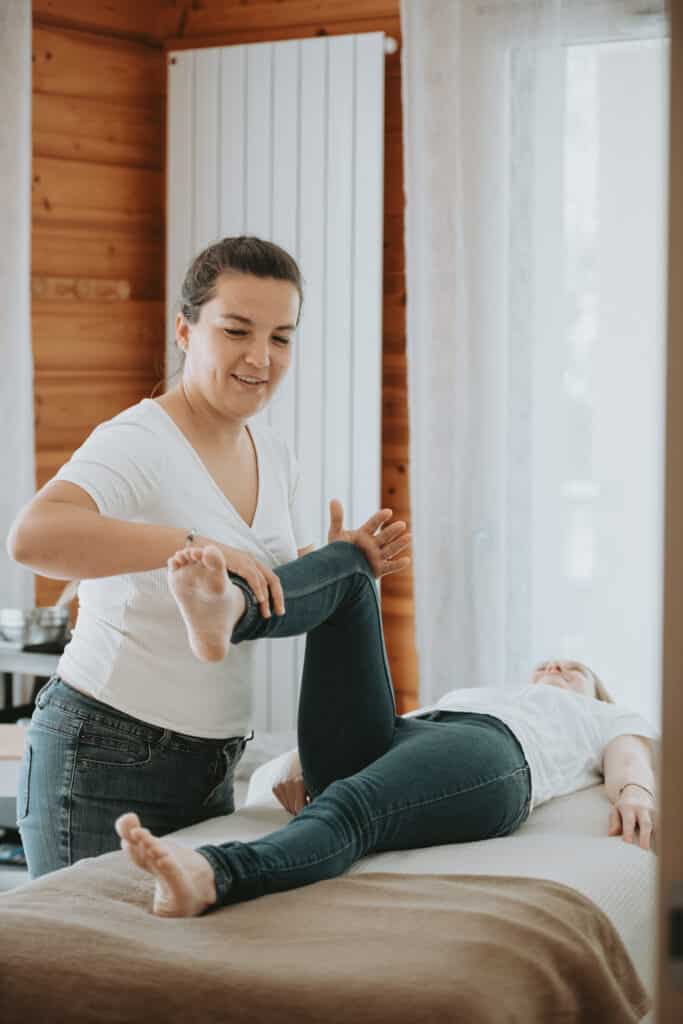 Maëlys réalisant un test musculaire sur la jambe d'une cliente