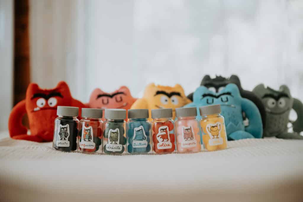 Bocaux à émotions et peluches utilisés en kinésiologie pour les enfants